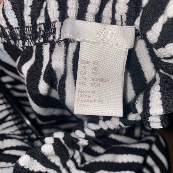FREE WITH ORDER 🦓H&M Striped off the shoulder top - Picture 4 of 5